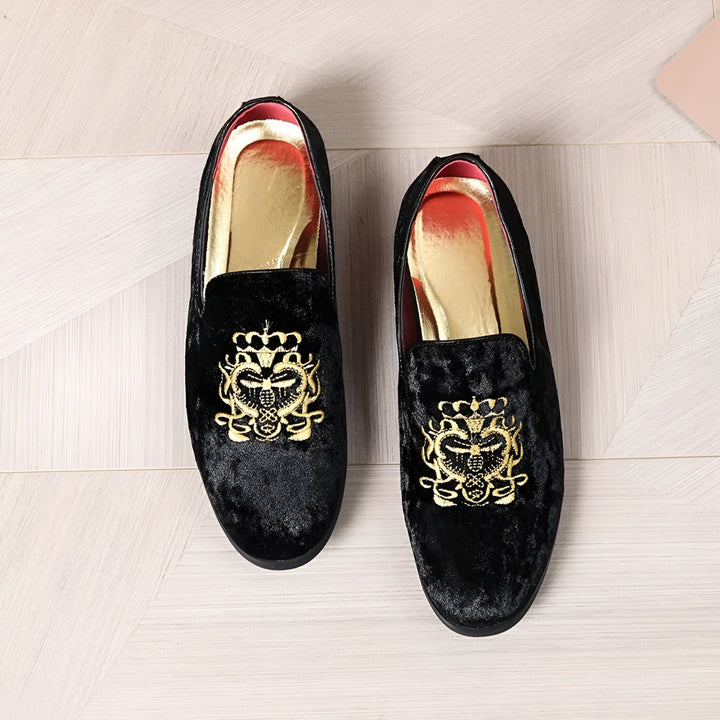 Mocassins noirs en velours avec motif brodé doré en forme de couronne et d'abeille. Chaussures élégantes pour hommes., 45286640091317,45286640124085,45286640156853,45286640189621,45286640222389,45286640255157,45286640287925,45286640320693,45286640353461,45286640386229,45286640418997,45286640451765,45286640484533,45286640517301,45286640550069,45286640582837,45286640615605,45286640648373,45286640681141,45286640713909,45286640746677,45286640779445,45286640812213,45286640844981,45286640877749,452866409105