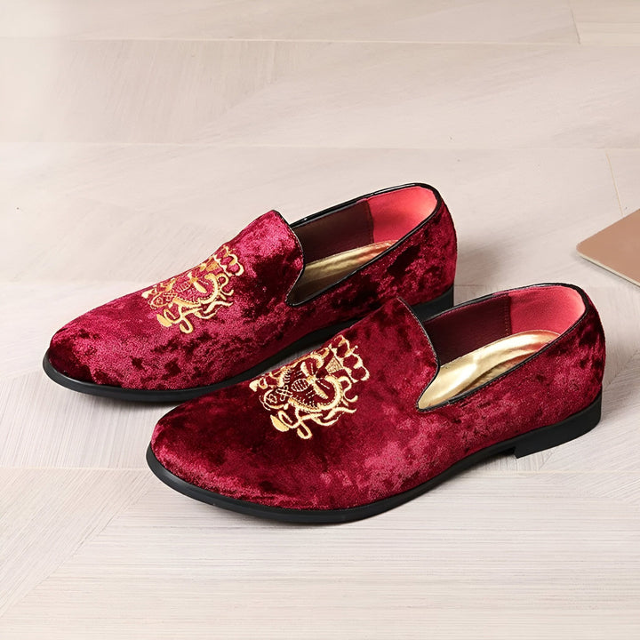 Paire d'élégantes chaussures mocassins en velours bordeaux avec broderies dorées. Chaussures de soirée pour hommes, style classique et raffiné., 45286640091317,45286640124085,45286640156853,45286640189621,45286640222389,45286640255157,45286640287925,45286640320693,45286640353461,45286640386229,45286640418997,45286640451765,45286640484533,45286640517301,45286640550069,45286640582837,45286640615605,45286640648373,45286640681141,45286640713909,45286640746677,45286640779445,45286640812213,45286640844981,