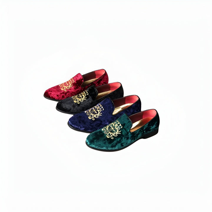 Mocassins en velours de différentes couleurs (rouge, noir, bleu marine, vert émeraude) avec broderies dorées complexes. Chaussures élégantes et originales, parfaites pour un look sophistiqué., 45286640091317,45286640124085,45286640156853,45286640189621,45286640222389,45286640255157,45286640287925,45286640320693,45286640353461,45286640386229,45286640418997,45286640451765,45286640484533,45286640517301,45286640550069,45286640582837,45286640615605,45286640648373,45286640681141,45286640713909,45286640746