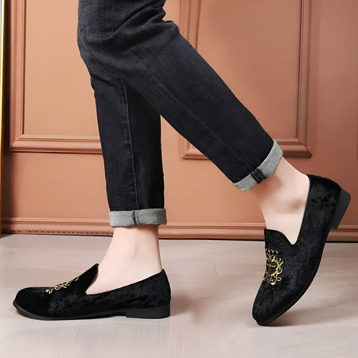 Homme en jean foncé et chaussures mocassins en velours noir avec broderie dorée., 45286640091317,45286640124085,45286640156853,45286640189621,45286640222389,45286640255157,45286640287925,45286640320693,45286640353461,45286640386229,45286640418997,45286640451765,45286640484533,45286640517301,45286640550069,45286640582837,45286640615605,45286640648373,45286640681141,45286640713909,45286640746677,45286640779445,45286640812213,45286640844981,45286640877749,45286640910517,45286640943285,45286640976053,452866