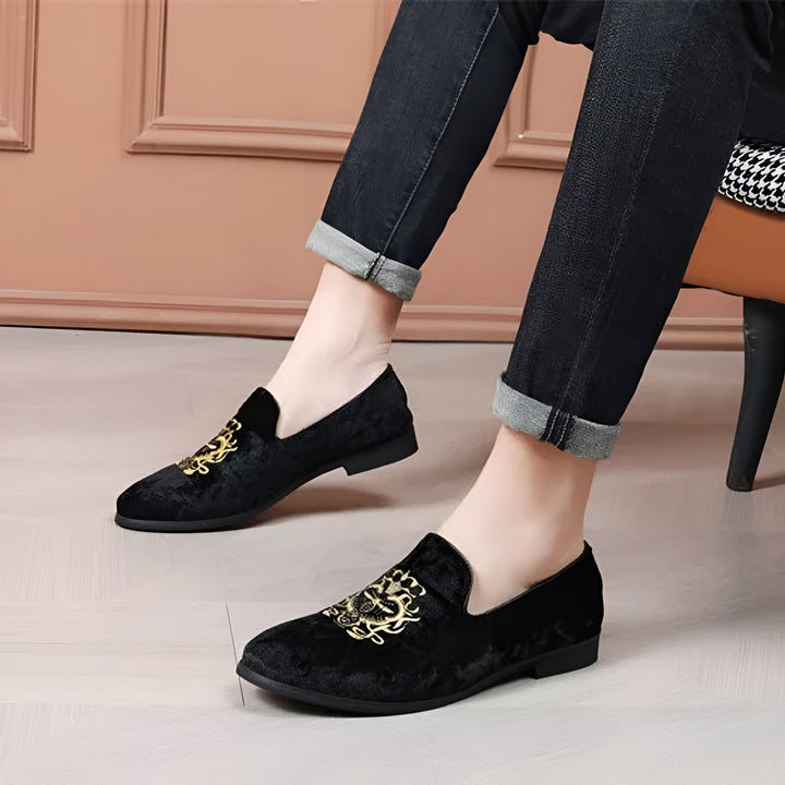 Image de mocassins noirs en velours avec broderie dorée. Personne portant les chaussures avec un jean noir., 45286640091317,45286640124085,45286640156853,45286640189621,45286640222389,45286640255157,45286640287925,45286640320693,45286640353461,45286640386229,45286640418997,45286640451765,45286640484533,45286640517301,45286640550069,45286640582837,45286640615605,45286640648373,45286640681141,45286640713909,45286640746677,45286640779445,45286640812213,45286640844981,45286640877749,45286640910517,4528664094