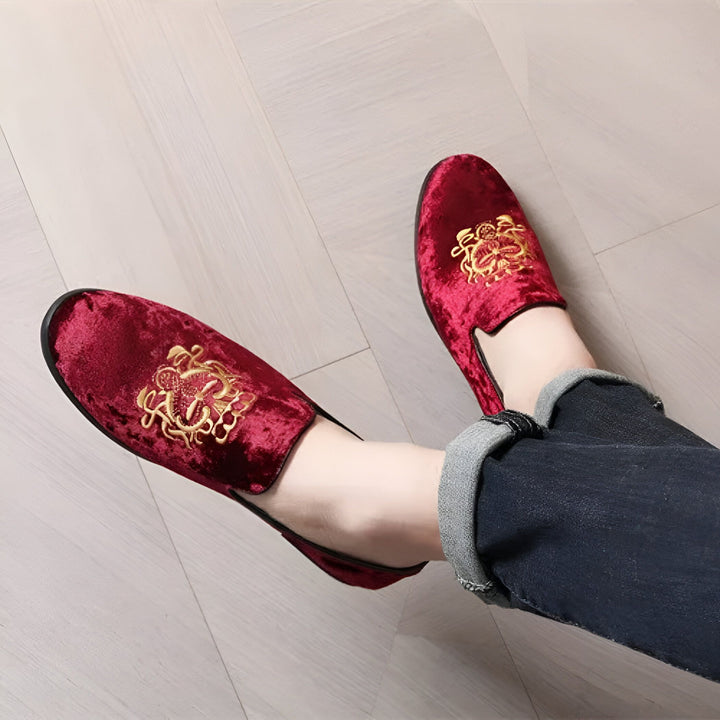 Mocassins en velours bordeaux avec écusson doré, portés avec un jean. Chaussures élégantes pour homme, style dandy. Idée cadeau pour un look sophistiqué., 45286640091317,45286640124085,45286640156853,45286640189621,45286640222389,45286640255157,45286640287925,45286640320693,45286640353461,45286640386229,45286640418997,45286640451765,45286640484533,45286640517301,45286640550069,45286640582837,45286640615605,45286640648373,45286640681141,45286640713909,45286640746677,45286640779445,45286640812213,452