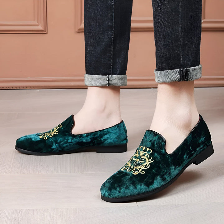 Chaussures mocassins en velours vert émeraude avec motif doré brodé. Vêtement décontracté et élégant pour homme, pantalon en jean noir. Style raffiné et tendance., 45286640091317,45286640124085,45286640156853,45286640189621,45286640222389,45286640255157,45286640287925,45286640320693,45286640353461,45286640386229,45286640418997,45286640451765,45286640484533,45286640517301,45286640550069,45286640582837,45286640615605,45286640648373,45286640681141,45286640713909,45286640746677,45286640779445,4528664