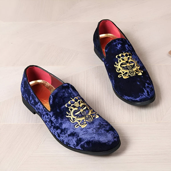 Mocassins en velours bleu marine avec motif brodé doré. Chaussures élégantes et confortables pour hommes, parfaites pour les occasions spéciales. Intérieur rose et détails dorés., 45286640091317,45286640124085,45286640156853,45286640189621,45286640222389,45286640255157,45286640287925,45286640320693,45286640353461,45286640386229,45286640418997,45286640451765,45286640484533,45286640517301,45286640550069,45286640582837,45286640615605,45286640648373,45286640681141,45286640713909,45286640746677,4528664