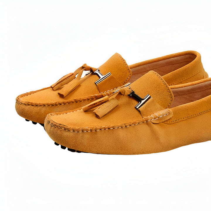 Mocassins en daim ocre pour homme. Chaussures décontractées avec détails en métal et glands. Style élégant et confortable, idéal pour l'été., 45287111458997,45287111491765,45287111524533,45287111557301,45287111590069,45287111622837,45287111655605,45287111688373