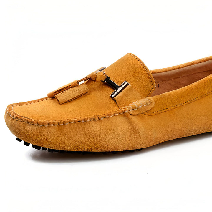 Mocassin en daim ocre pour homme. Chaussure élégante avec gland décoratif et boucle. Détail de couture visible. Idéal pour un look décontracté chic. Confort et style., 45287111458997,45287111491765,45287111524533,45287111557301,45287111590069,45287111622837,45287111655605,45287111688373