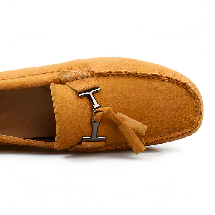 Mocassin homme en daim marron clair avec détail métallique et franges décoratives, vue de dessus. Chaussure décontractée et élégante., 45287111458997,45287111491765,45287111524533,45287111557301,45287111590069,45287111622837,45287111655605,45287111688373