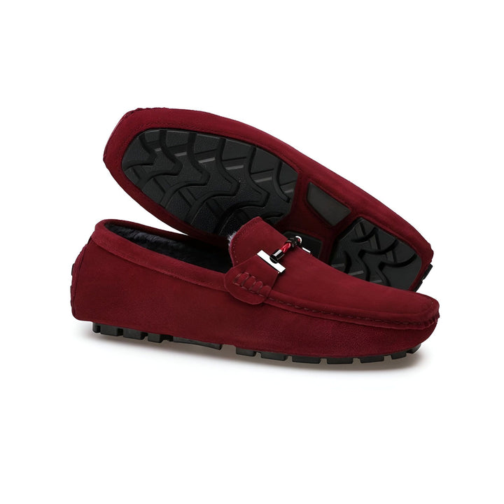 Mocassins bordeaux en daim avec semelle noire, vus sous un angle rapproché. Chaussures élégantes et confortables pour hommes., 45286661095605,45286661128373,45286661161141,45286661193909,45286661226677,45286661259445,45286661292213,45286661324981,45286661357749,45286661390517,45286661423285,45286661456053,45286661488821,45286661521589,45286661554357,45286661587125,45286661619893,45286661652661,45286661685429,45286661718197,45286661750965,45286661783733,45286661816501,45286661849269,45286661914805,45286