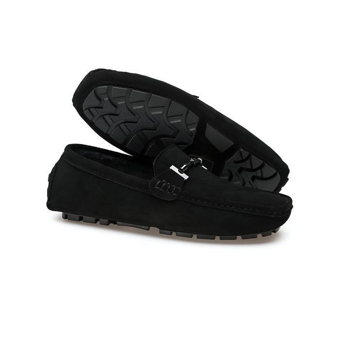 Mocassins noirs en daim pour homme. Chaussures élégantes et confortables avec détails métalliques. Semelle antidérapante visible. Mode masculine, style décontracté, chaussures en cuir., 45286661095605,45286661128373,45286661161141,45286661193909,45286661226677,45286661259445,45286661292213,45286661324981,45286661357749,45286661390517,45286661423285,45286661456053,45286661488821,45286661521589,45286661554357,45286661587125,45286661619893,45286661652661,45286661685429,45286661718197,45286661750965,45