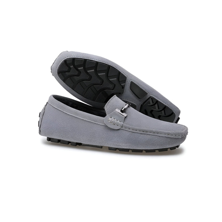 Mocassins gris en daim pour hommes, vus de côté avec la semelle visible. Chaussures décontractées et élégantes., 45286661095605,45286661128373,45286661161141,45286661193909,45286661226677,45286661259445,45286661292213,45286661324981,45286661357749,45286661390517,45286661423285,45286661456053,45286661488821,45286661521589,45286661554357,45286661587125,45286661619893,45286661652661,45286661685429,45286661718197,45286661750965,45286661783733,45286661816501,45286661849269,45286661914805,45286661947573,4