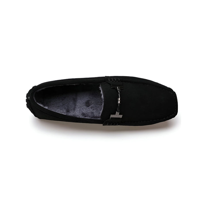 Vue de dessus d'un mocassin noir avec doublure en fourrure, détail décoratif sur le dessus. Chaussure confortable et élégante, idéale pour l'hiver., 45286661095605,45286661128373,45286661161141,45286661193909,45286661226677,45286661259445,45286661292213,45286661324981,45286661357749,45286661390517,45286661423285,45286661456053,45286661488821,45286661521589,45286661554357,45286661587125,45286661619893,45286661652661,45286661685429,45286661718197,45286661750965,45286661783733,45286661816501,45286661849