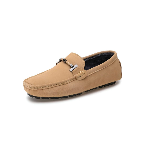 Mocassin pour homme en daim beige avec une boucle décorative. Chaussure d'intérieur avec doublure chaude et semelle confortable. Idéal pour un style décontracté et élégant., 45286661095605,45286661128373,45286661161141,45286661193909,45286661226677,45286661259445,45286661292213,45286661324981,45286661357749,45286661390517,45286661423285,45286661456053,45286661488821,45286661521589,45286661554357,45286661587125,45286661619893,45286661652661,45286661685429,45286661718197,45286661750965,45286661783733