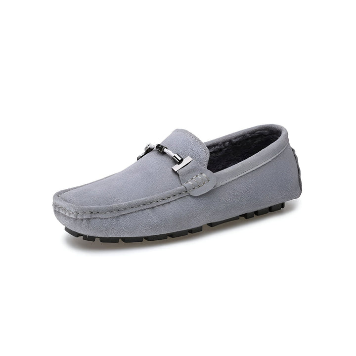 Mocassin gris en daim avec boucle métallique. Chaussure décontractée pour homme., 45286661095605,45286661128373,45286661161141,45286661193909,45286661226677,45286661259445,45286661292213,45286661324981,45286661357749,45286661390517,45286661423285,45286661456053,45286661488821,45286661521589,45286661554357,45286661587125,45286661619893,45286661652661,45286661685429,45286661718197,45286661750965,45286661783733,45286661816501,45286661849269,45286661914805,45286661947573,45286661980341,45286662013109,45286