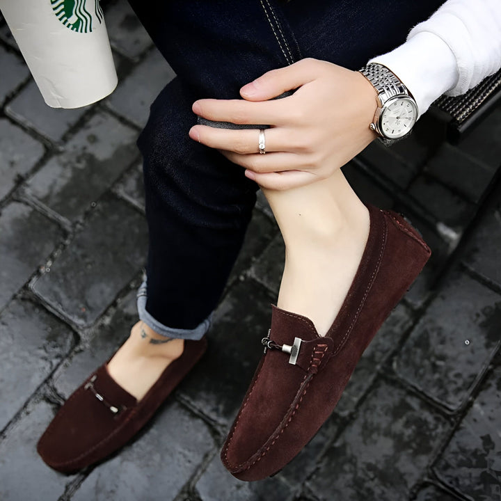 Homme portant des mocassins en daim marron, jean, montre et tenant un gobelet Starbucks. Chaussures décontractées pour hommes., 45286661095605,45286661128373,45286661161141,45286661193909,45286661226677,45286661259445,45286661292213,45286661324981,45286661357749,45286661390517,45286661423285,45286661456053,45286661488821,45286661521589,45286661554357,45286661587125,45286661619893,45286661652661,45286661685429,45286661718197,45286661750965,45286661783733,45286661816501,45286661849269,45286661914805,45286