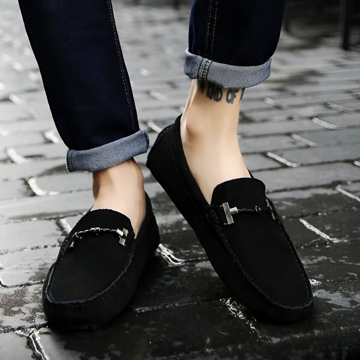 Homme portant des mocassins noirs en daim avec jean retroussé. Chaussures décontractées pour homme, style élégant. Détails de mode masculine., 45286661095605,45286661128373,45286661161141,45286661193909,45286661226677,45286661259445,45286661292213,45286661324981,45286661357749,45286661390517,45286661423285,45286661456053,45286661488821,45286661521589,45286661554357,45286661587125,45286661619893,45286661652661,45286661685429,45286661718197,45286661750965,45286661783733,45286661816501,45286661849269,4