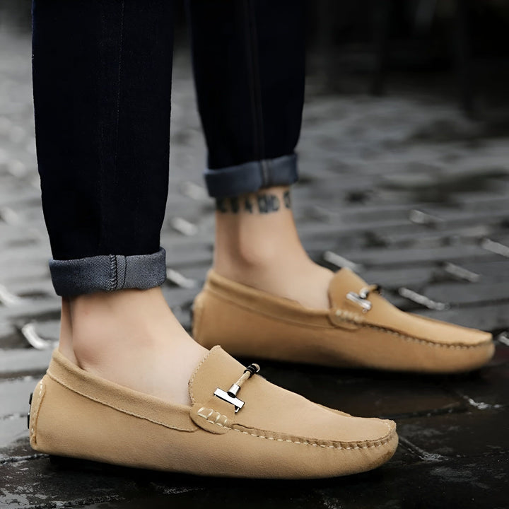 Homme portant des mocassins en daim marron clair et un jean slim retroussé. Détail du bracelet de cheville visible., 45286661095605,45286661128373,45286661161141,45286661193909,45286661226677,45286661259445,45286661292213,45286661324981,45286661357749,45286661390517,45286661423285,45286661456053,45286661488821,45286661521589,45286661554357,45286661587125,45286661619893,45286661652661,45286661685429,45286661718197,45286661750965,45286661783733,45286661816501,45286661849269,45286661914805,45286661947573,4