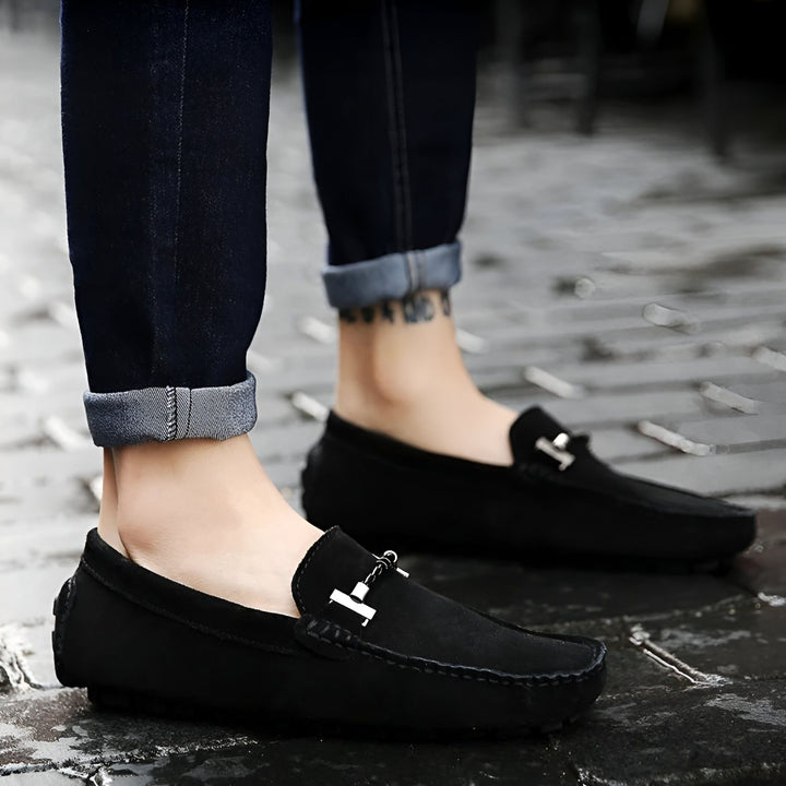 Mocassins noirs en daim portés avec un jean bleu. Chaussures décontractées pour hommes avec ornements métalliques. Mode masculine élégante et confortable. Style urbain moderne., 45286661095605,45286661128373,45286661161141,45286661193909,45286661226677,45286661259445,45286661292213,45286661324981,45286661357749,45286661390517,45286661423285,45286661456053,45286661488821,45286661521589,45286661554357,45286661587125,45286661619893,45286661652661,45286661685429,45286661718197,45286661750965,45286661783
