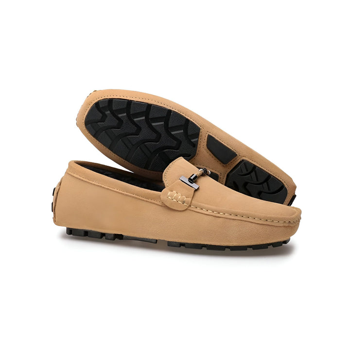Mocassins homme en daim marron clair. Chaussures élégantes et confortables avec semelle noire antidérapante et détail métallique. Parfaites pour un look décontracté chic., 45286661095605,45286661128373,45286661161141,45286661193909,45286661226677,45286661259445,45286661292213,45286661324981,45286661357749,45286661390517,45286661423285,45286661456053,45286661488821,45286661521589,45286661554357,45286661587125,45286661619893,45286661652661,45286661685429,45286661718197,45286661750965,45286661783733,4