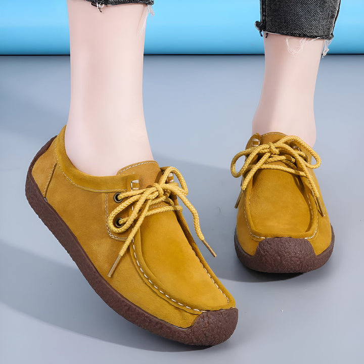 Gros plan de chaussures de ville en daim jaune moutarde pour femmes, avec lacets noués et semelles marron foncé, portées avec un jean effiloché. Mode, confort, style décontracté., 45287091994805,45287092027573,45287092060341,45287092093109,45287092125877,45287092158645,45287092191413,45287092224181,45287092256949,45287092289717,45287092322485,45287092355253,45287092388021,45287092420789,45287092453557,45287092486325,45287092519093,45287092551861,45287092584629,45287092617397,45287092650165,452870926