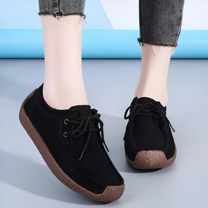 Chaussures lacées en daim noir avec semelles marron, portées avec un jean. Vue rapprochée des pieds chaussés. Mode et confort au quotidien., 45287091994805,45287092027573,45287092060341,45287092093109,45287092125877,45287092158645,45287092191413,45287092224181,45287092256949,45287092289717,45287092322485,45287092355253,45287092388021,45287092420789,45287092453557,45287092486325,45287092519093,45287092551861,45287092584629,45287092617397,45287092650165,45287092682933,45287092715701,45287092748469,45287