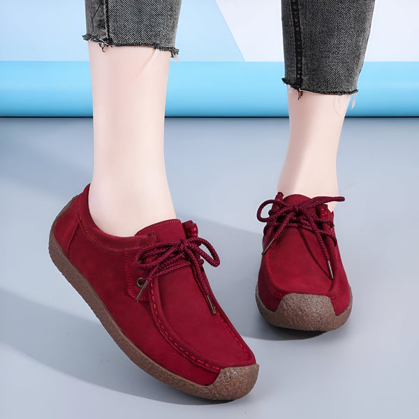 Chaussures basses bordeaux en daim avec lacets, portées avec un jean gris. Style décontracté et confortable, idéales pour le quotidien. Gros plan sur les détails des chaussures., 45287091994805,45287092027573,45287092060341,45287092093109,45287092125877,45287092158645,45287092191413,45287092224181,45287092256949,45287092289717,45287092322485,45287092355253,45287092388021,45287092420789,45287092453557,45287092486325,45287092519093,45287092551861,45287092584629,45287092617397,45287092650165,45287092682