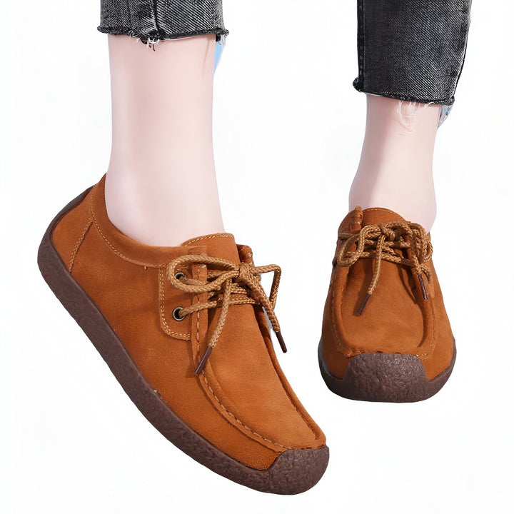 Gros plan de mocassins marron en daim avec des lacets marron, portés avec un jean gris effiloché. Chaussures confortables et décontractées, fond blanc., 45287091994805,45287092027573,45287092060341,45287092093109,45287092125877,45287092158645,45287092191413,45287092224181,45287092256949,45287092289717,45287092322485,45287092355253,45287092388021,45287092420789,45287092453557,45287092486325,45287092519093,45287092551861,45287092584629,45287092617397,45287092650165,45287092682933,45287092715701,45287092