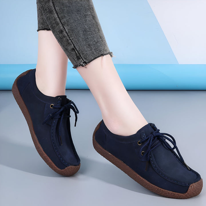 Chaussures bateau bleu marine pour femme avec lacets, semelle marron. Style décontracté et confortable. Portées avec un jean., 45287091994805,45287092027573,45287092060341,45287092093109,45287092125877,45287092158645,45287092191413,45287092224181,45287092256949,45287092289717,45287092322485,45287092355253,45287092388021,45287092420789,45287092453557,45287092486325,45287092519093,45287092551861,45287092584629,45287092617397,45287092650165,45287092682933,45287092715701,45287092748469,45287092781237,45287