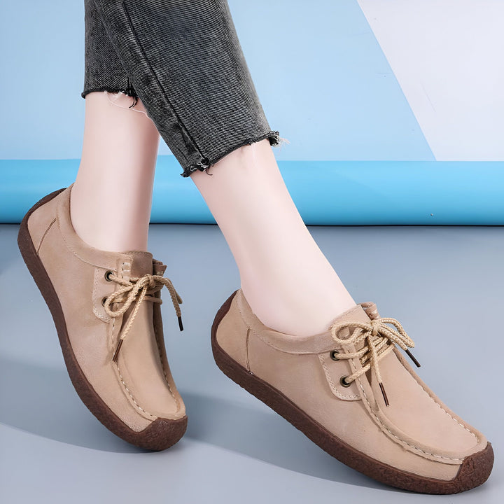 Chaussures basses décontractées en daim beige avec lacets, portées par une femme avec un jean gris délavé. Style mocassin confortable, idéal pour le quotidien., 45287091994805,45287092027573,45287092060341,45287092093109,45287092125877,45287092158645,45287092191413,45287092224181,45287092256949,45287092289717,45287092322485,45287092355253,45287092388021,45287092420789,45287092453557,45287092486325,45287092519093,45287092551861,45287092584629,45287092617397,45287092650165,45287092682933,4528709271570