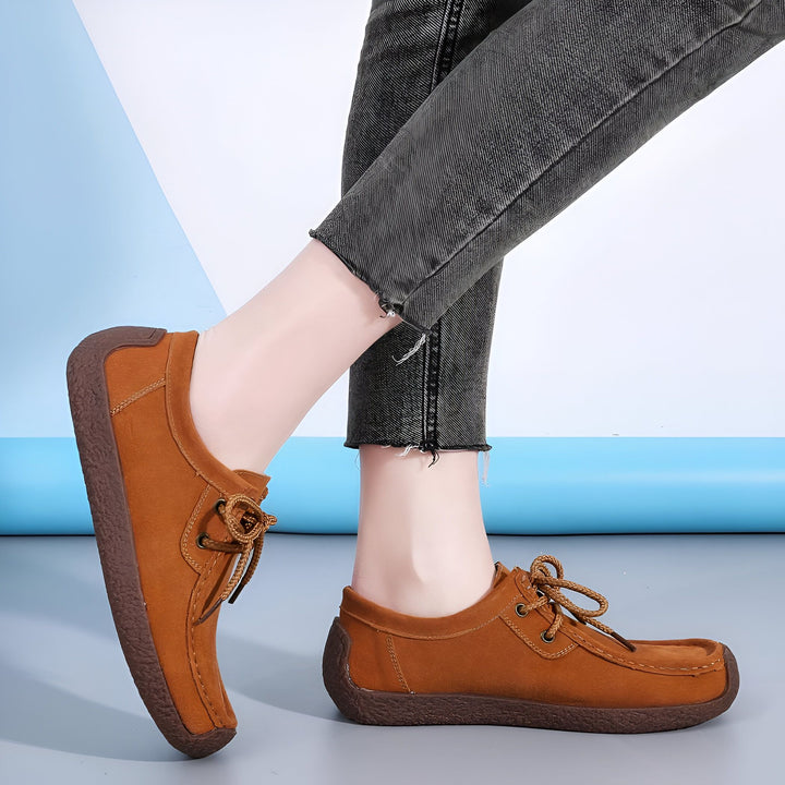 Mocassins marron à lacets en daim portés avec un jean délavé. Chaussures confortables et décontractées pour femmes. Mode automne-hiver., 45287091994805,45287092027573,45287092060341,45287092093109,45287092125877,45287092158645,45287092191413,45287092224181,45287092256949,45287092289717,45287092322485,45287092355253,45287092388021,45287092420789,45287092453557,45287092486325,45287092519093,45287092551861,45287092584629,45287092617397,45287092650165,45287092682933,45287092715701,45287092748469,4528709