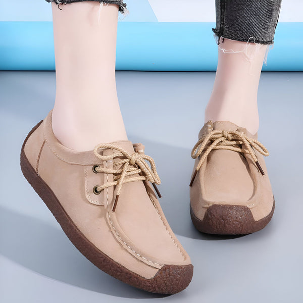 Gros plan de chaussures beige à lacets sur fond bleu. Chaussures basses en daim avec semelle marron. Mode femme, chaussures décontractées, confort et style., 45287091994805,45287092027573,45287092060341,45287092093109,45287092125877,45287092158645,45287092191413,45287092224181,45287092256949,45287092289717,45287092322485,45287092355253,45287092388021,45287092420789,45287092453557,45287092486325,45287092519093,45287092551861,45287092584629,45287092617397,45287092650165,45287092682933,45287092715701,4528