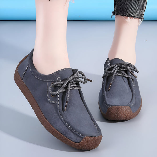 Gros plan sur des mocassins décontractés gris en daim avec semelles en caoutchouc brun portés avec un jean délavé. Chaussures confortables à lacets pour femmes., 45287091994805,45287092027573,45287092060341,45287092093109,45287092125877,45287092158645,45287092191413,45287092224181,45287092256949,45287092289717,45287092322485,45287092355253,45287092388021,45287092420789,45287092453557,45287092486325,45287092519093,45287092551861,45287092584629,45287092617397,45287092650165,45287092682933,452870927157