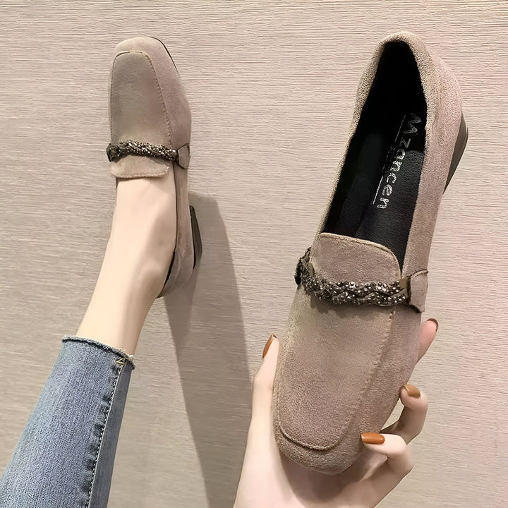 Mocassins femme beiges avec chaîne décorative. Chaussures élégantes en daim, portées avec un jean. Mode automne-hiver, confort et style. Idéal pour un look décontracté chic., 45286629245109,45286629277877,45286629310645,45286629343413,45286629376181,45286629408949,45286629441717,45286629474485,45286629507253,45286629540021,45286629572789,45286629605557
