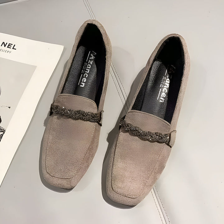 Mocassins en daim beige pour femmes, ornés d'une chaîne décorative brillante. Chaussures élégantes et confortables., 45286629245109,45286629277877,45286629310645,45286629343413,45286629376181,45286629408949,45286629441717,45286629474485,45286629507253,45286629540021,45286629572789,45286629605557