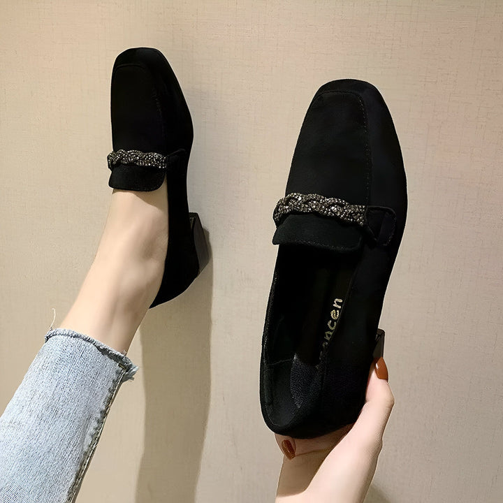 Mocassins noirs pour femmes, détail tressé sur le dessus, portés au pied et tenus à la main, élégance discrète, chaussures de mode., 45286629245109,45286629277877,45286629310645,45286629343413,45286629376181,45286629408949,45286629441717,45286629474485,45286629507253,45286629540021,45286629572789,45286629605557