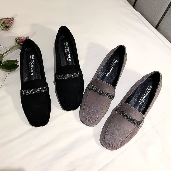 Vue rapprochée de quatre mocassins pour femmes en daim noir et gris, avec détails scintillants, posés sur un tissu blanc. Mode et confort., 45286629245109,45286629277877,45286629310645,45286629343413,45286629376181,45286629408949,45286629441717,45286629474485,45286629507253,45286629540021,45286629572789,45286629605557