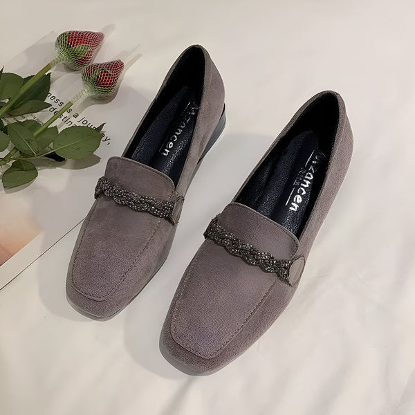 Mocassins pour femmes gris taupe en daim avec ornement brillant, présentés avec une fleur rouge décorative. Chaussures élégantes et confortables., 45286629245109,45286629277877,45286629310645,45286629343413,45286629376181,45286629408949,45286629441717,45286629474485,45286629507253,45286629540021,45286629572789,45286629605557