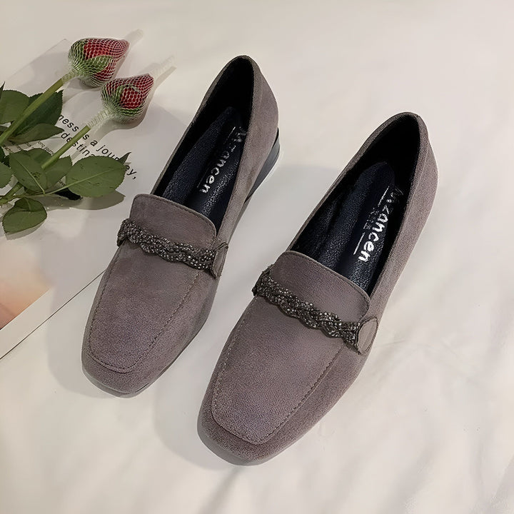 Mocassins pour femmes gris taupe en daim avec ornement brillant, présentés avec une fleur rouge décorative. Chaussures élégantes et confortables., 45286629245109,45286629277877,45286629310645,45286629343413,45286629376181,45286629408949,45286629441717,45286629474485,45286629507253,45286629540021,45286629572789,45286629605557