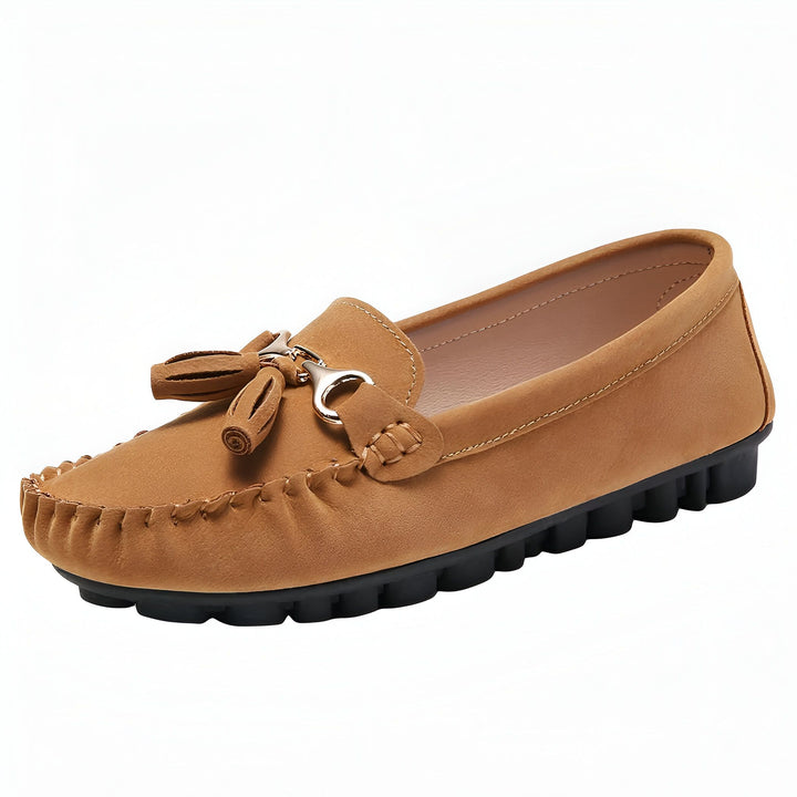 Mocassin femme marron avec des glands et une boucle argentée, semelle noire. Chaussure confortable et élégante, idéale pour un look décontracté chic., 45287115489461,45287115522229,45287115554997,45287115587765,45287115620533,45287115653301,45287115686069,45287115718837,45287115751605,45287115784373,45287115817141,45287115849909,45287115882677,45287115915445,45287115948213,45287115980981,45287116013749,45287116046517,45287116079285,45287116112053,45287116144821,45287116177589,45287116210357,45287116