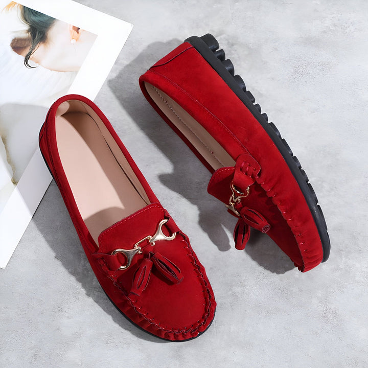 Mocassins rouges en daim avec ornement métallique et glands. Chaussures plates élégantes pour femmes, semelle noire., 45287115489461,45287115522229,45287115554997,45287115587765,45287115620533,45287115653301,45287115686069,45287115718837,45287115751605,45287115784373,45287115817141,45287115849909,45287115882677,45287115915445,45287115948213,45287115980981,45287116013749,45287116046517,45287116079285,45287116112053,45287116144821,45287116177589,45287116210357,45287116243125,45287116275893,45287116308661