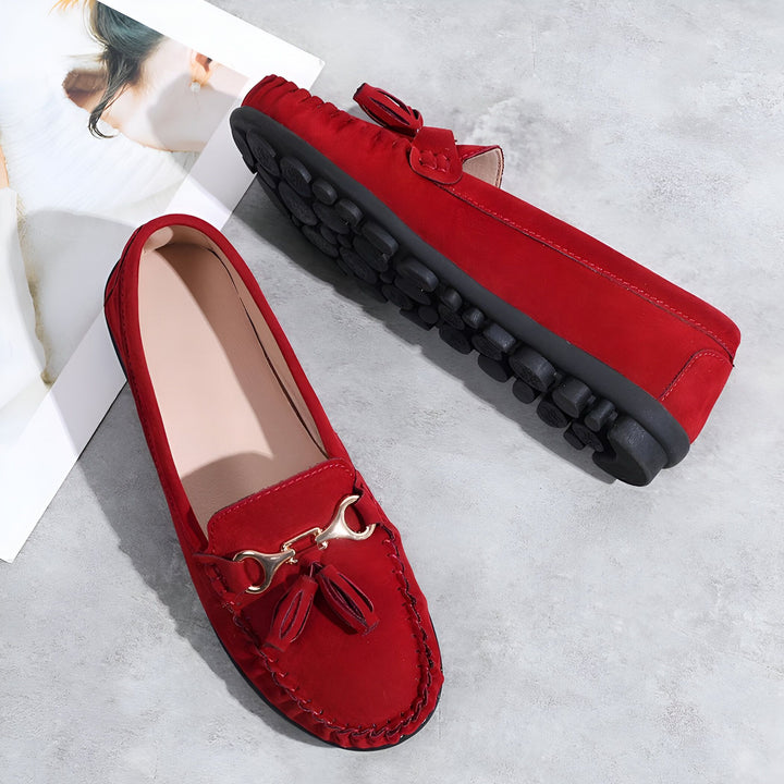 Mocassins rouges en daim pour femmes, avec détails dorés et glands. Chaussures confortables et élégantes, idéales pour un look décontracté chic., 45287115489461,45287115522229,45287115554997,45287115587765,45287115620533,45287115653301,45287115686069,45287115718837,45287115751605,45287115784373,45287115817141,45287115849909,45287115882677,45287115915445,45287115948213,45287115980981,45287116013749,45287116046517,45287116079285,45287116112053,45287116144821,45287116177589,45287116210357,452871162431