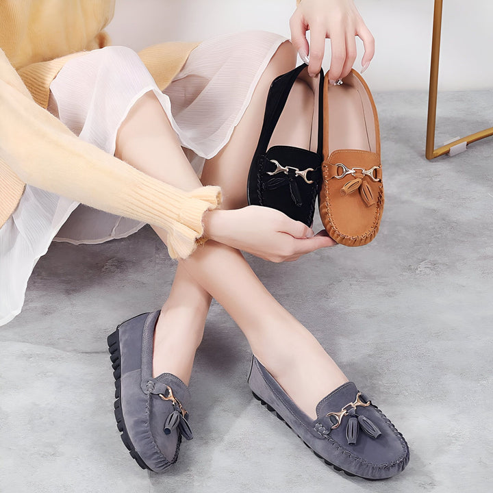 Mocassins pour femmes. Femme assise présente des mocassins noirs, camel et gris avec détails de glands et boucles métalliques. Chaussures décontractées et élégantes., 45287115489461,45287115522229,45287115554997,45287115587765,45287115620533,45287115653301,45287115686069,45287115718837,45287115751605,45287115784373,45287115817141,45287115849909,45287115882677,45287115915445,45287115948213,45287115980981,45287116013749,45287116046517,45287116079285,45287116112053,45287116144821,45287116177589,452871