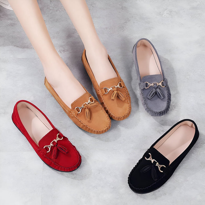 Mocassins pour femmes en plusieurs couleurs (rouge, noir, bleu, marron) avec détail de boucle et de glands. Une paire portée, les autres à côté., 45287115489461,45287115522229,45287115554997,45287115587765,45287115620533,45287115653301,45287115686069,45287115718837,45287115751605,45287115784373,45287115817141,45287115849909,45287115882677,45287115915445,45287115948213,45287115980981,45287116013749,45287116046517,45287116079285,45287116112053,45287116144821,45287116177589,45287116210357,45287116243125