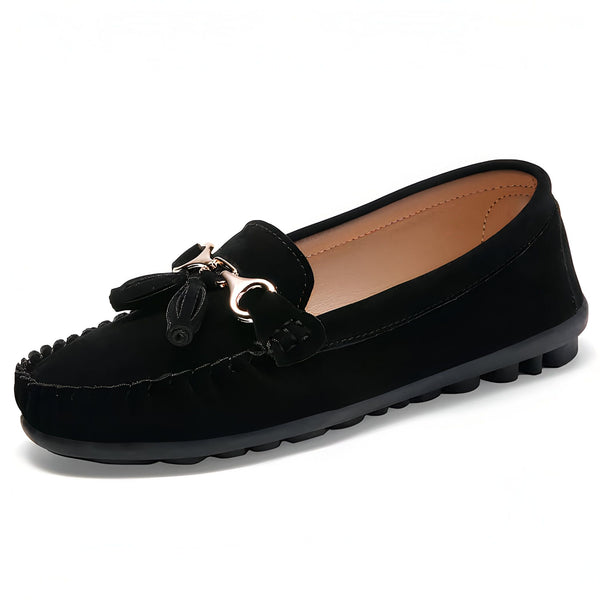 Mocassin noir en daim pour femme avec détail doré et glands. Chaussure confortable et élégante., 45287115489461,45287115522229,45287115554997,45287115587765,45287115620533,45287115653301,45287115686069,45287115718837,45287115751605,45287115784373,45287115817141,45287115849909,45287115882677,45287115915445,45287115948213,45287115980981,45287116013749,45287116046517,45287116079285,45287116112053,45287116144821,45287116177589,45287116210357,45287116243125,45287116275893,45287116308661,45287116341429,4528