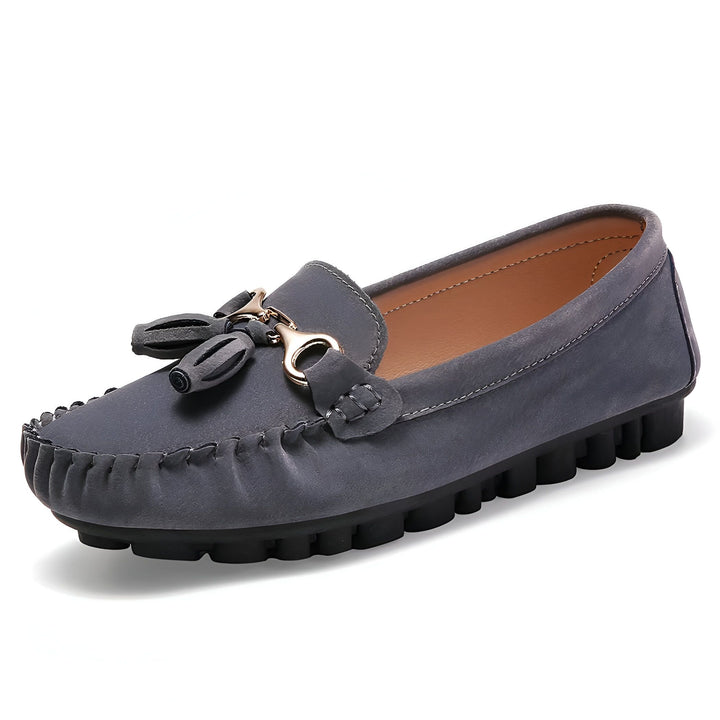 Mocassin gris en daim avec des glands décoratifs et une semelle noire à crampons. Chaussure confortable et élégante, idéale pour un look décontracté chic., 45287115489461,45287115522229,45287115554997,45287115587765,45287115620533,45287115653301,45287115686069,45287115718837,45287115751605,45287115784373,45287115817141,45287115849909,45287115882677,45287115915445,45287115948213,45287115980981,45287116013749,45287116046517,45287116079285,45287116112053,45287116144821,45287116177589,45287116210357,45
