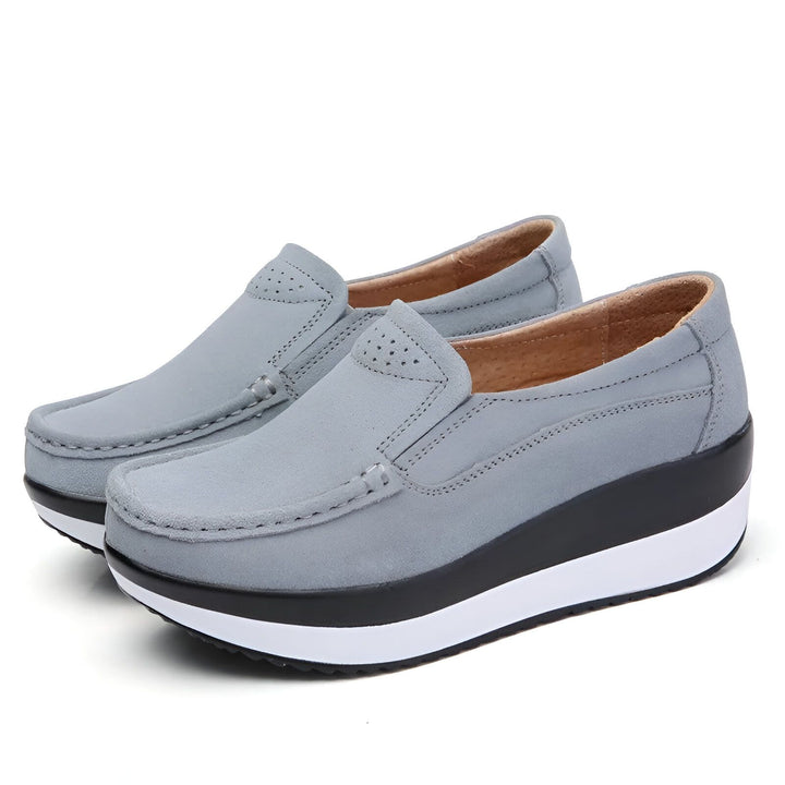 Paire de mocassins compensés gris en daim. Chaussures femme confortables avec semelle épaisse noire et blanche. Style décontracté et élégant., 45286894141621,45286894174389,45286894207157,45286894239925,45286894272693,45286894305461,45286894338229,45286894370997,45286894403765,45286894436533,45286894469301,45286894502069,45286894534837,45286894567605,45286894600373,45286894633141,45286894665909,45286894698677,45286894731445,45286894764213,45286894796981,45286894829749,45286894862517,45286894895285,4