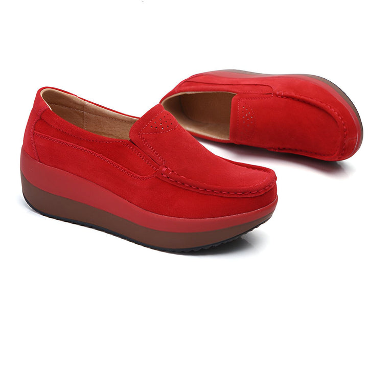 Deux mocassins pour femmes en daim rouge, avec une semelle compensée marron. Chaussures décontractées et confortables, parfaites pour le quotidien., 45286894141621,45286894174389,45286894207157,45286894239925,45286894272693,45286894305461,45286894338229,45286894370997,45286894403765,45286894436533,45286894469301,45286894502069,45286894534837,45286894567605,45286894600373,45286894633141,45286894665909,45286894698677,45286894731445,45286894764213,45286894796981,45286894829749,45286894862517,4528689489528