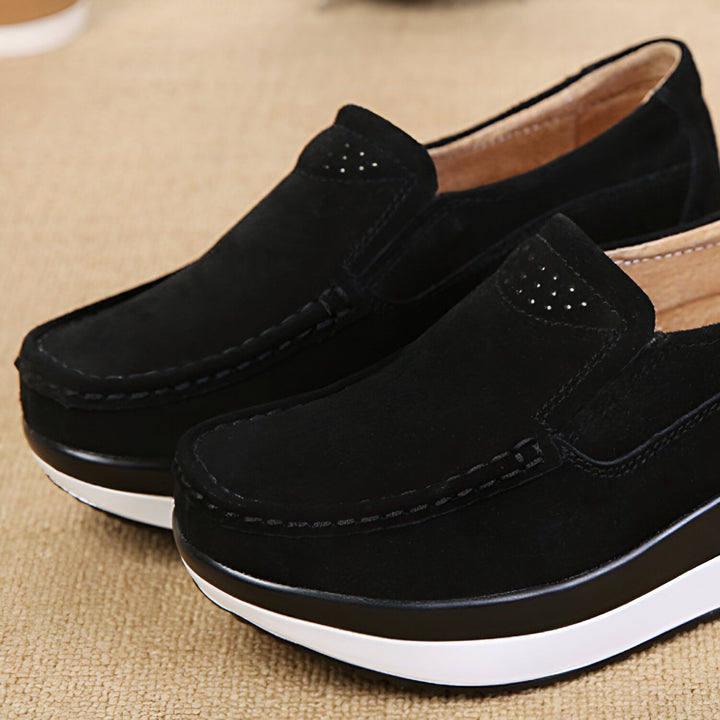 Mocassins noirs en daim avec semelles compensées blanches et bordure noire. Chaussures confortables et élégantes, idéales pour un look décontracté., 45286894141621,45286894174389,45286894207157,45286894239925,45286894272693,45286894305461,45286894338229,45286894370997,45286894403765,45286894436533,45286894469301,45286894502069,45286894534837,45286894567605,45286894600373,45286894633141,45286894665909,45286894698677,45286894731445,45286894764213,45286894796981,45286894829749,45286894862517,4528689489