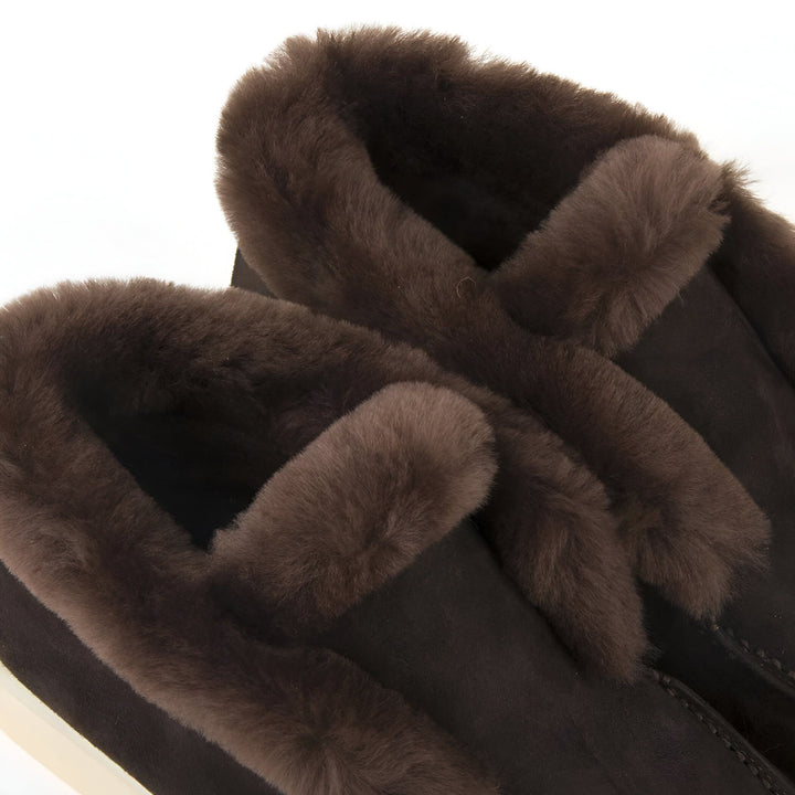 Gros plan de chaussons en suède marron doublés de fourrure douce et chaude. Chaussures d'intérieur confortables, parfaites pour l'hiver. Détail des coutures et texture duveteuse., 45286653395125,45286653427893,45286653460661,45286653493429,45286653526197,45286653558965,45286653591733,45286653624501,45286653657269,45286653690037,45286653722805,45286653755573,45286653788341,45286653821109,45286653853877,45286653886645,45286653919413,45286653952181,45286653984949,45286654017717,45286654050485,45286654083