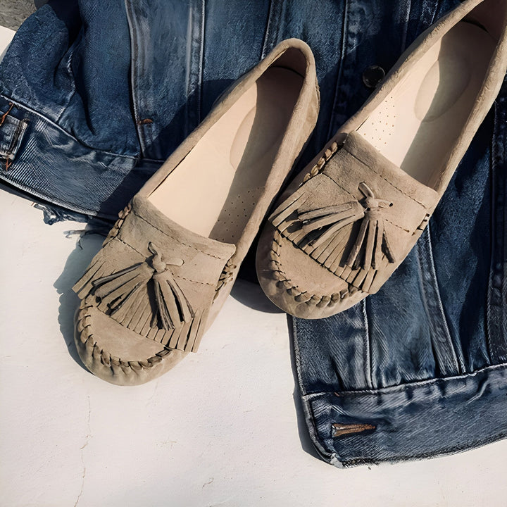 Deux mocassins en daim beige avec franges, reposant sur une veste en jean bleue. Mode décontractée, style bohème chic., 45286973505717,45286973538485,45286973571253,45286973604021,45286973636789,45286973669557,45286973702325,45286973735093,45286973767861,45286973800629,45286973833397,45286973866165,45286973898933,45286973931701,45286973964469,45286973997237,45286974030005,45286974062773,45286974095541,45286974128309,45286974161077,45286974193845,45286974226613,45286974259381,45286974292149,452869743249