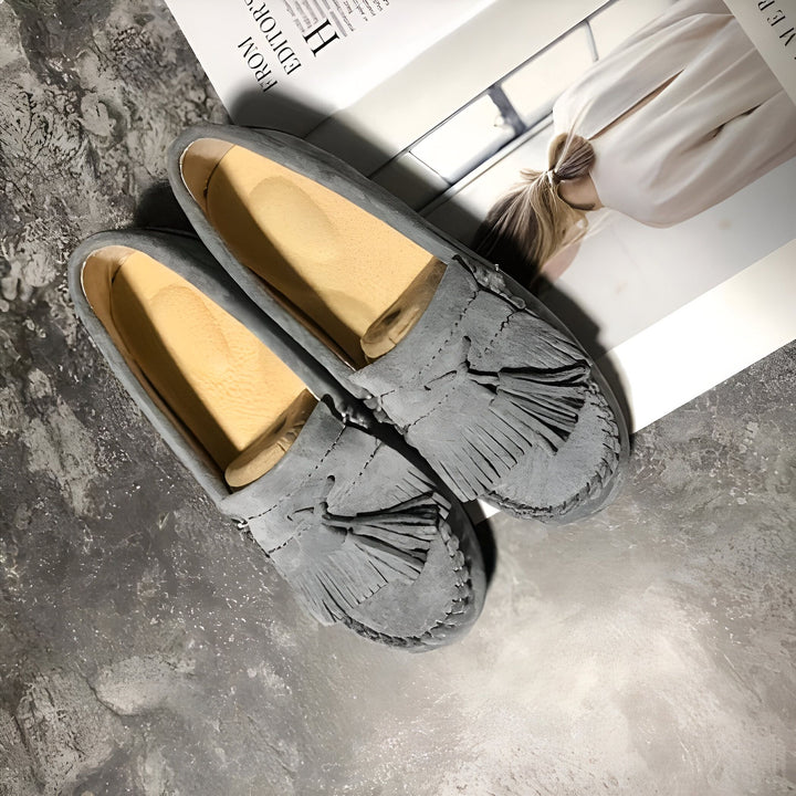 Mocassins gris en daim avec franges, posés sur une surface texturée à côté d'un magazine ouvert. Chaussures pour femmes, style décontracté., 45286973505717,45286973538485,45286973571253,45286973604021,45286973636789,45286973669557,45286973702325,45286973735093,45286973767861,45286973800629,45286973833397,45286973866165,45286973898933,45286973931701,45286973964469,45286973997237,45286974030005,45286974062773,45286974095541,45286974128309,45286974161077,45286974193845,45286974226613,45286974259381,45